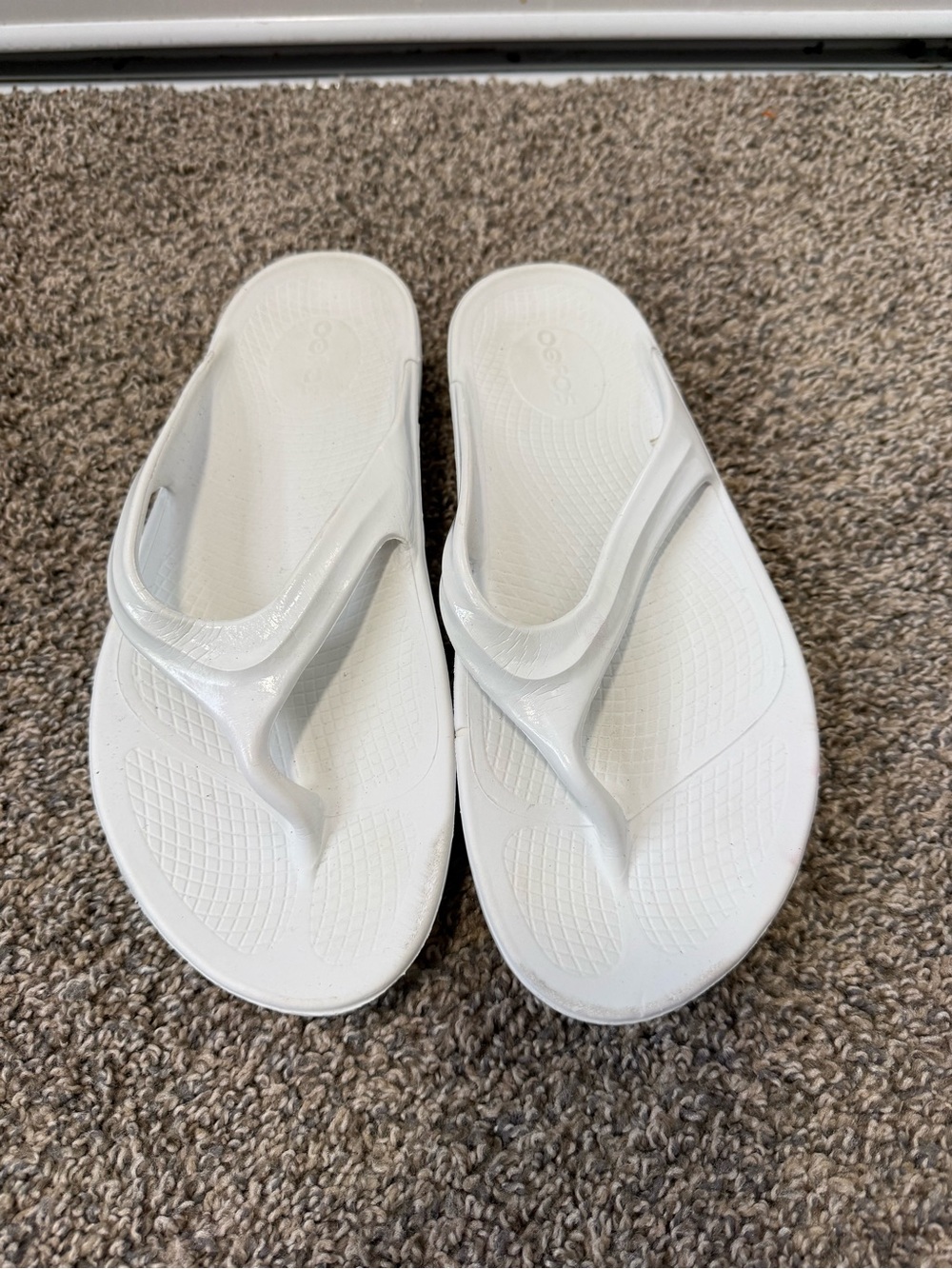 OOFOS Women’s White Thong Sandals